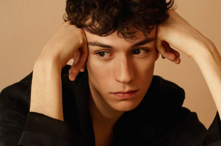 ⭐🇨🇿 La Tchéquie envoie Daniel Zizka à l’Eurovision 2026 avec « CROSSROADS »